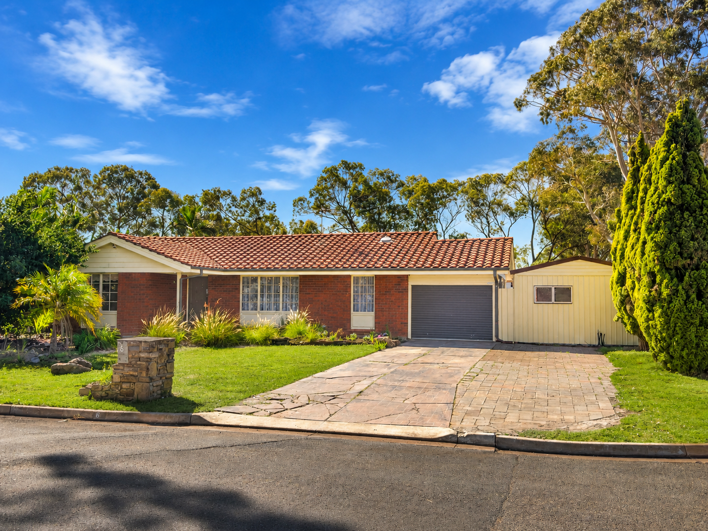 6 Dawn Close living